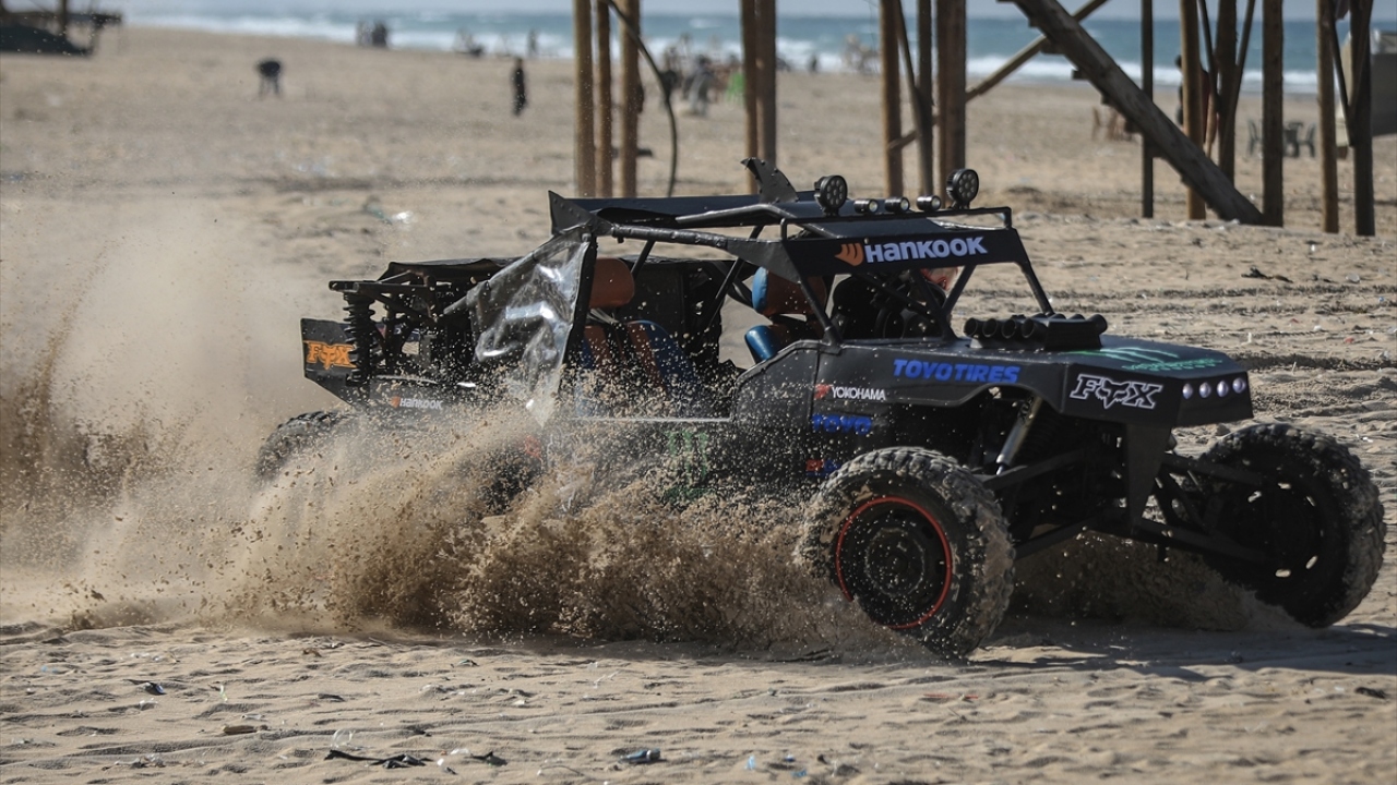 Dabbe, yaptığı açıklamada, yarış arabasının Gazze`de nasıl karşılandığını ve araba yarışı sporunun bölgede gelişmesi için nelere ihtiyaç duyulduğunu anlattı.