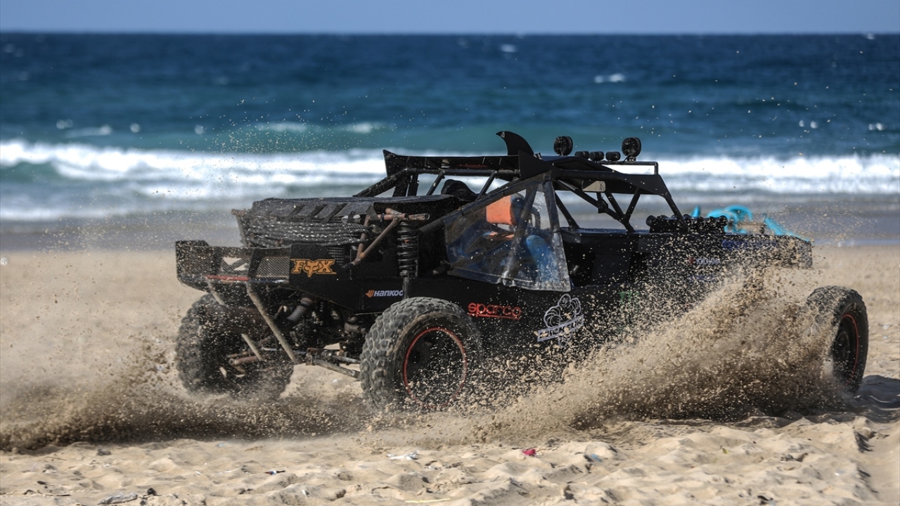 Gazze`deki üç yarış arabasından biri