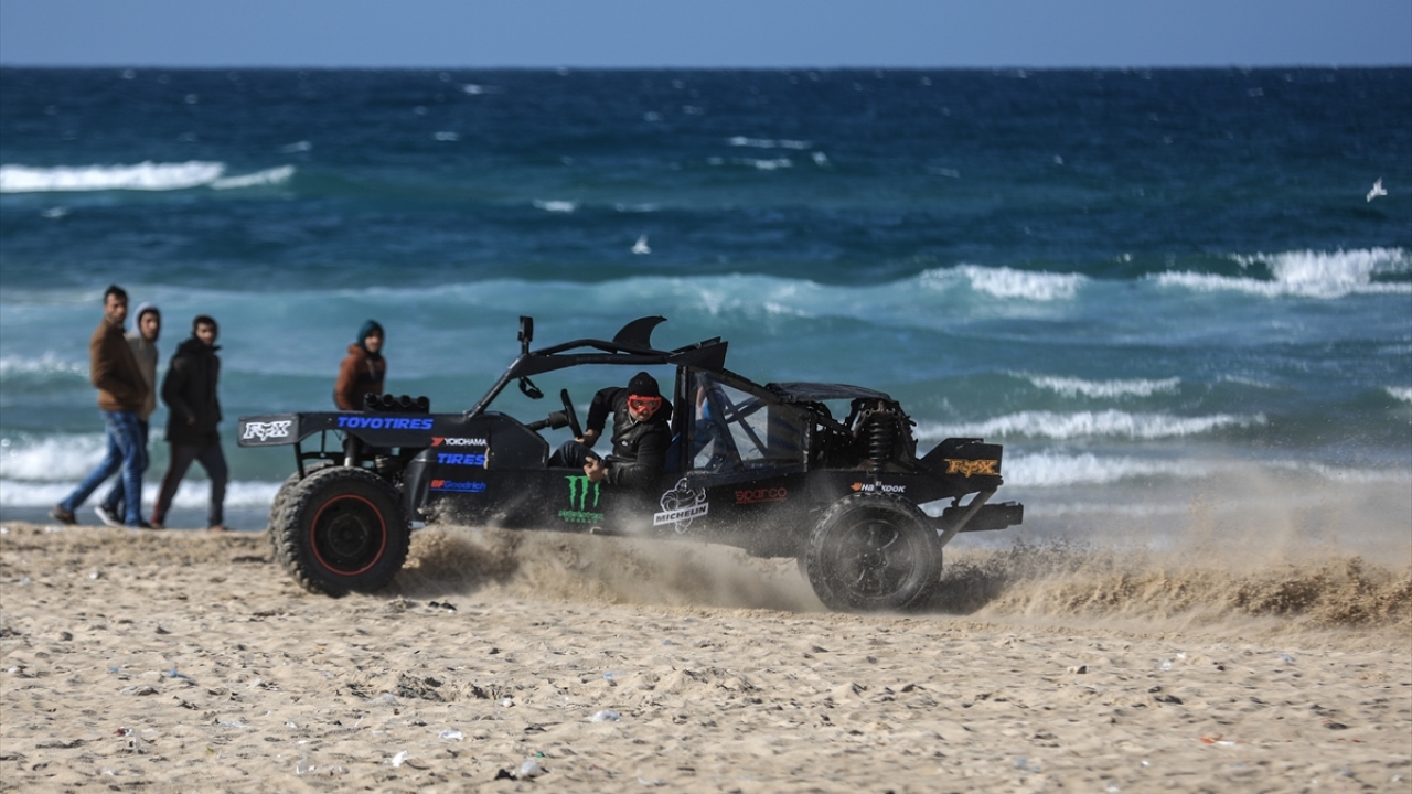 Çocukluğundan beri, uluslararası araba yarışlarına katılma tutkusu olduğunu söyleyen Dabbe, yaptığı gösterilerle bu isteğini az da olsa yerine getirdiğini dile getirdi.