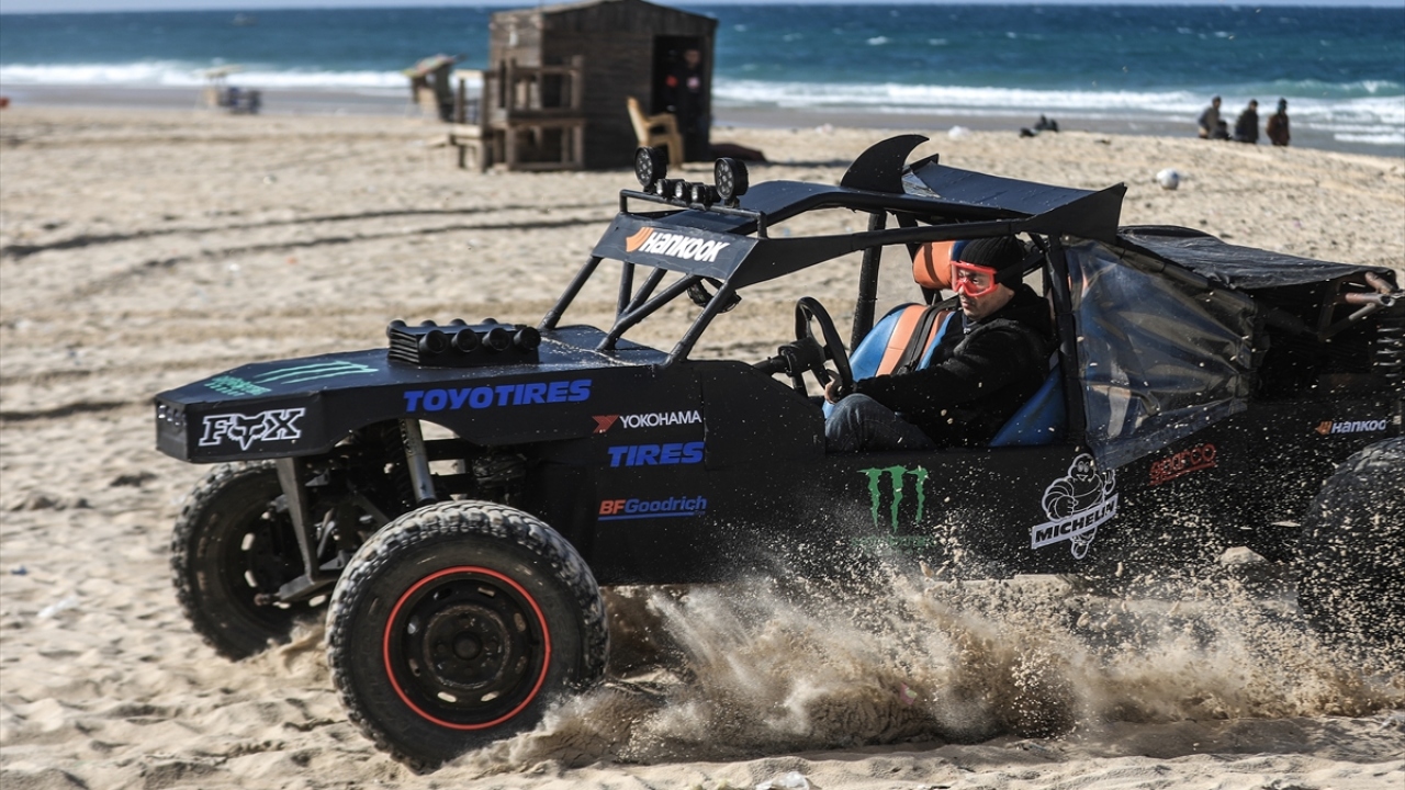 Dabbe, "İsrail`in, yarış arabalarının Gazze`ye girişine izin vermesini bekleseydim, hayalim gerçekleşemeyecekti. Çünkü İsrail, bunu net gerekçeler öne sürmeyerek, güvenlik bahaneleriyle engelliyor." dedi.