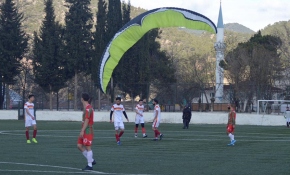 Sahaya paraşütle indi, kırmızı kart gördü