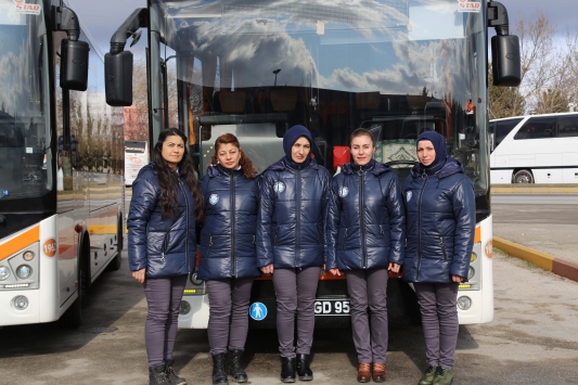Eskişehirin kadın otobüs şoförleri direksiyon başına geçti