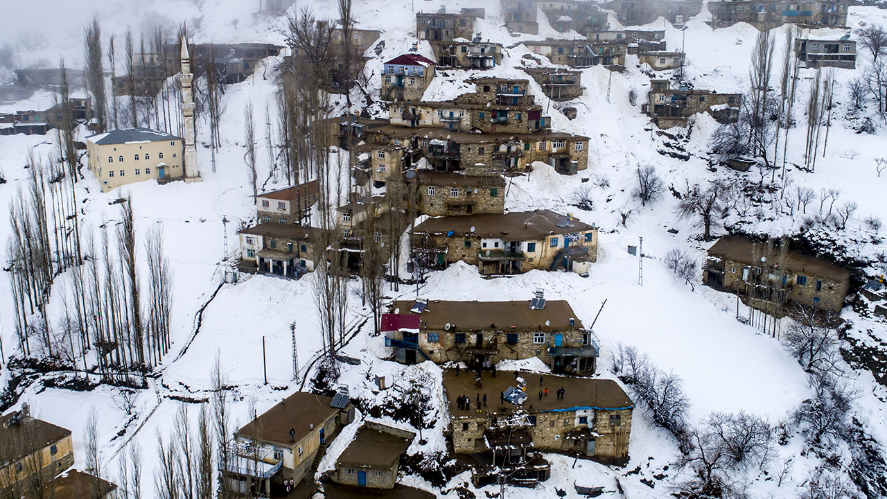 Diyarbakır`ın Çüngüş ilçesine bağlı Atalar köyündeki toprak damlarıyla asırlık taş evler, kar yağışıyla güzel görüntüye bürünüyor.