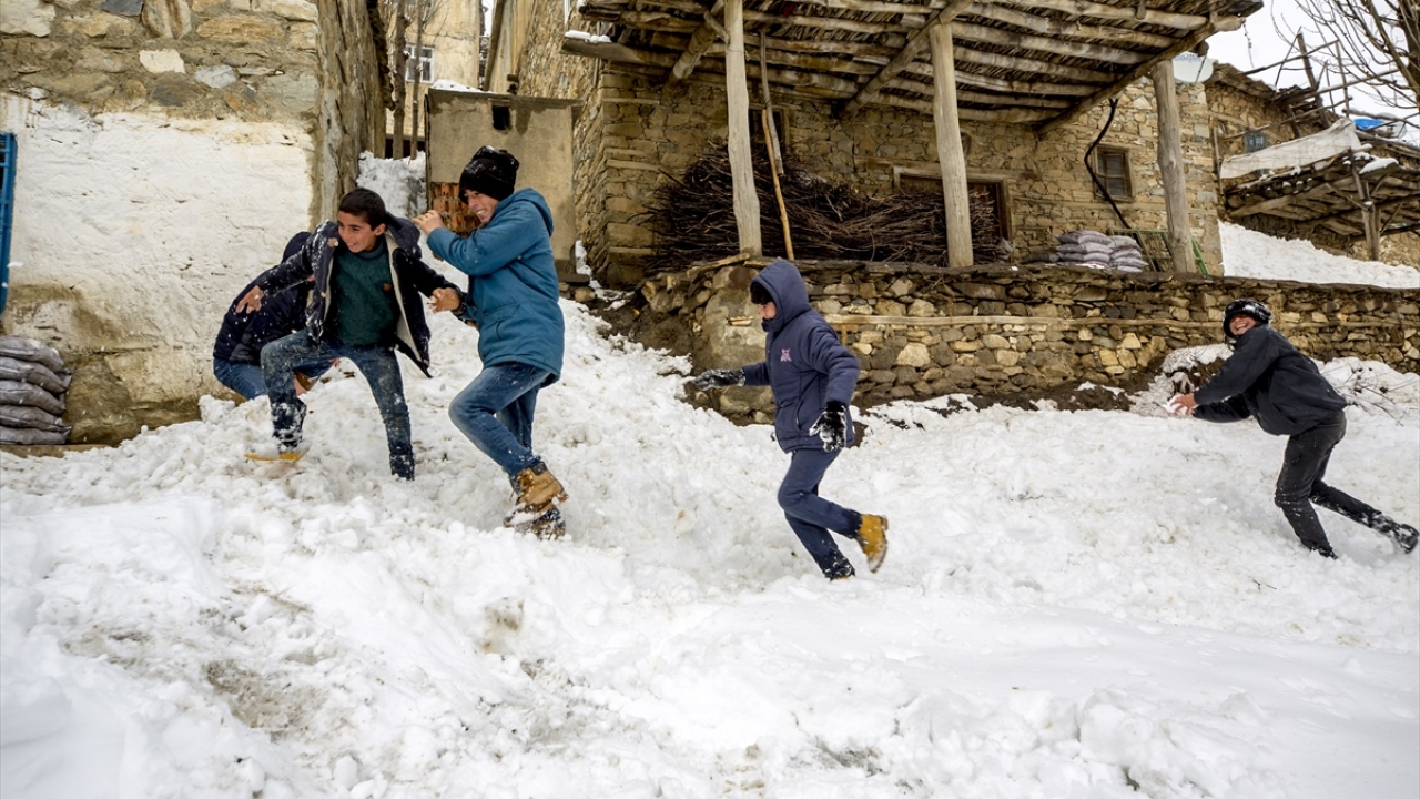 Köyde yaşayan çocuklar, evlerin arasında karın keyfini çıkarıyor.