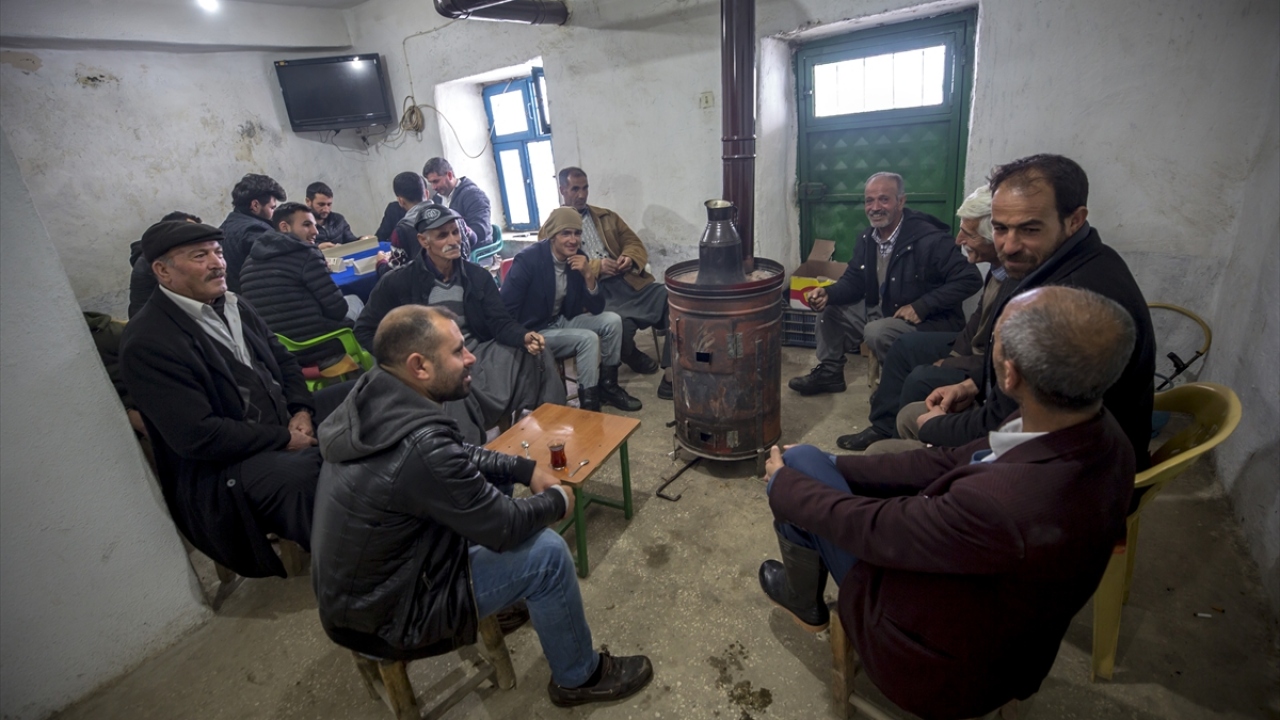 Diyarbakır`ın Çüngüş ilçesine bağlı Atalar köyünde yaşayan bazı vatandaşlar, etkili olan kar yağışı sonrası köy kahvesinde soba başında çay içerek ve oyun oynayarak vakit geçiriyor.