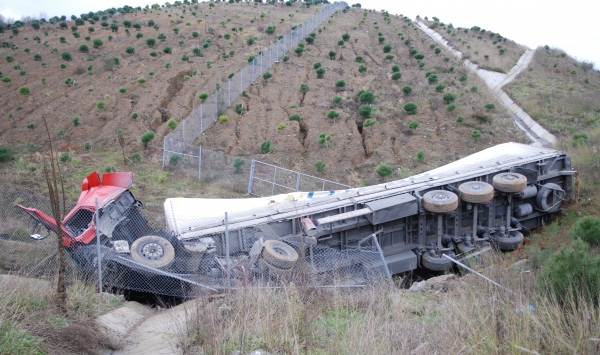 Beykozda dereye yuvarlanan tırın sürücüsü yaralandı