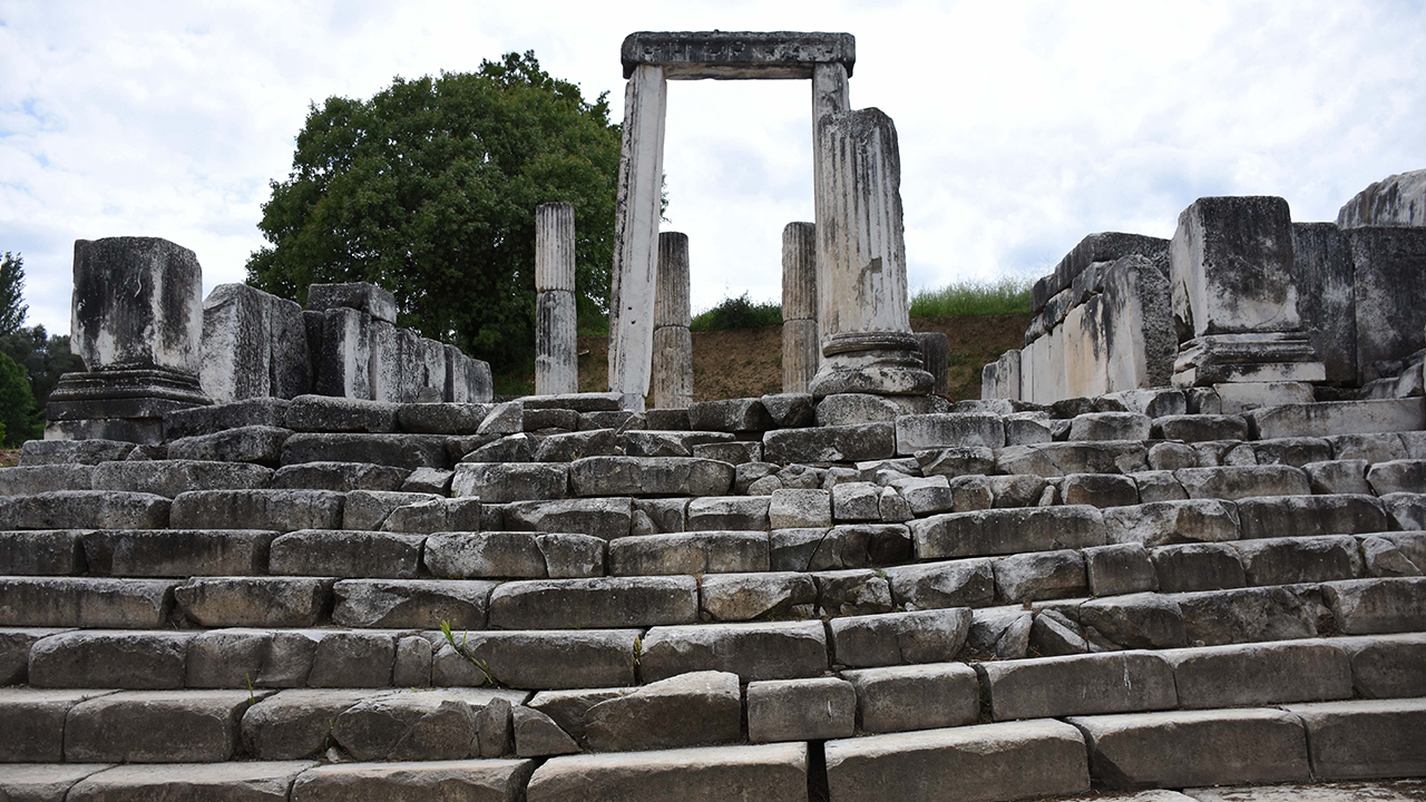 Bodrum, Marmaris, Fethiye gibi doğal güzellikleriyle ünlü ilçelerinde milyonlarca turist ağırlayan Muğla, tarihi zenginlikleriyle de ön plana çıkıyor.
