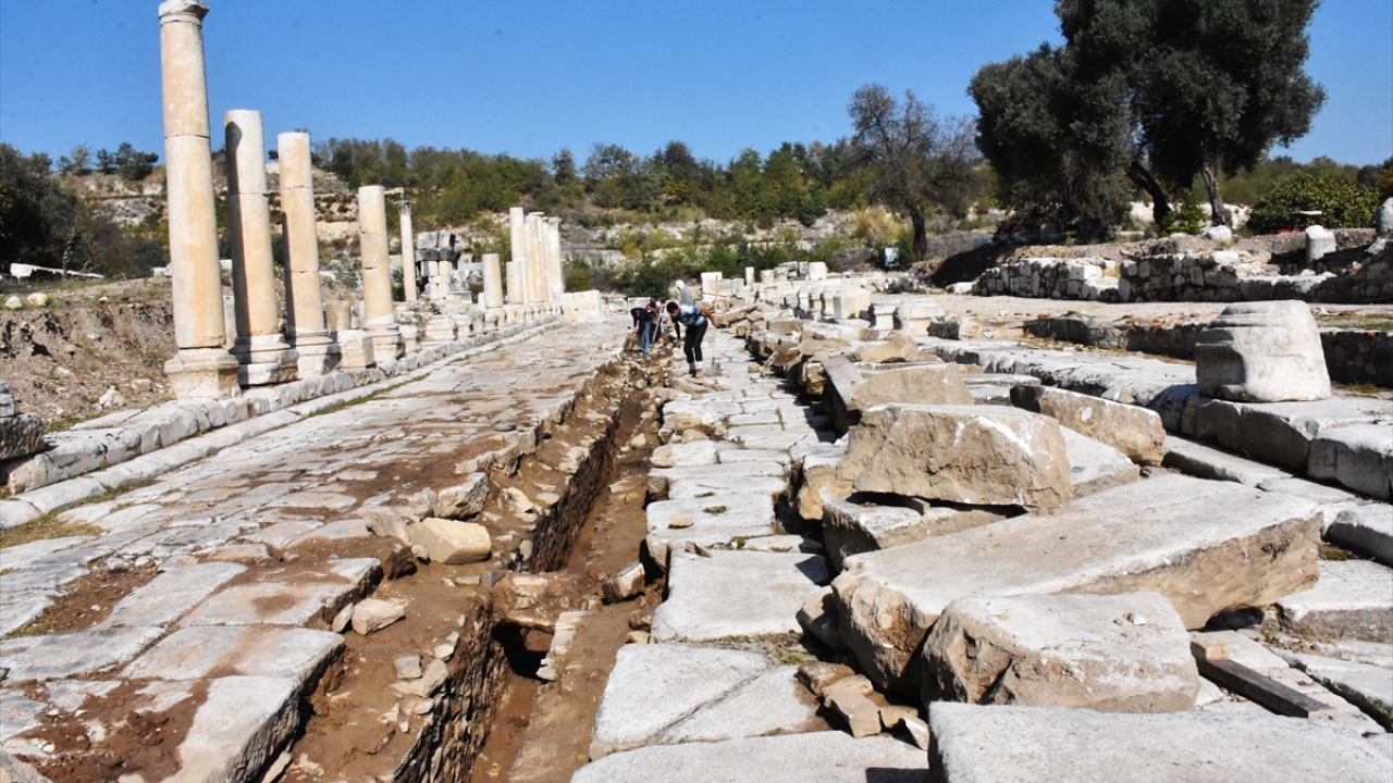 Marmaris`e yaklaşık 25 kilometre uzaktaki adanın, antik yerleriyle de yerli ve yabancı turistlerin ilgi odağı olduğunu ifade eden Civelek, adanın geçen yıl 671 bin 311 kişiyle rekor ziyaretçi sayısına ulaştığını bildirdi.  