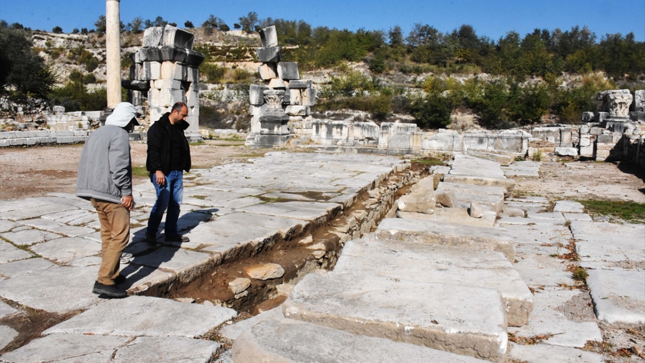 En çok ilgi gören ikinci ören yerinin Fethiye`deki tarihi Kayaköy yerleşim alanı olduğunu anlatan Civelek, tarihi mahallenin 2019`da 98 bin 812 kişi tarafından gezildiğini söyledi.  