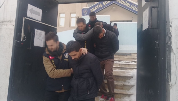 Vanda cep telefonu ve para gasbeden 3 şüpheli tutuklandı