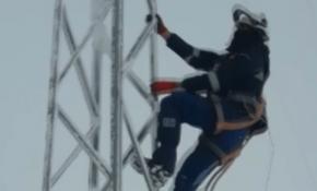 Elektrik telleri üzerinde zorlu buz kırma mesaisi