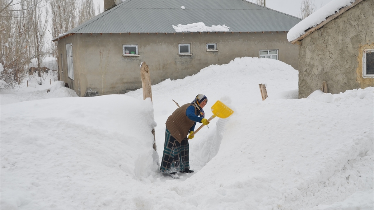İlçeye 17 kilometre uzaklıktaki Kadıköy köyünde, bazı evlerin yanı sıra ahır ve müştemilatlar kara gömüldü.