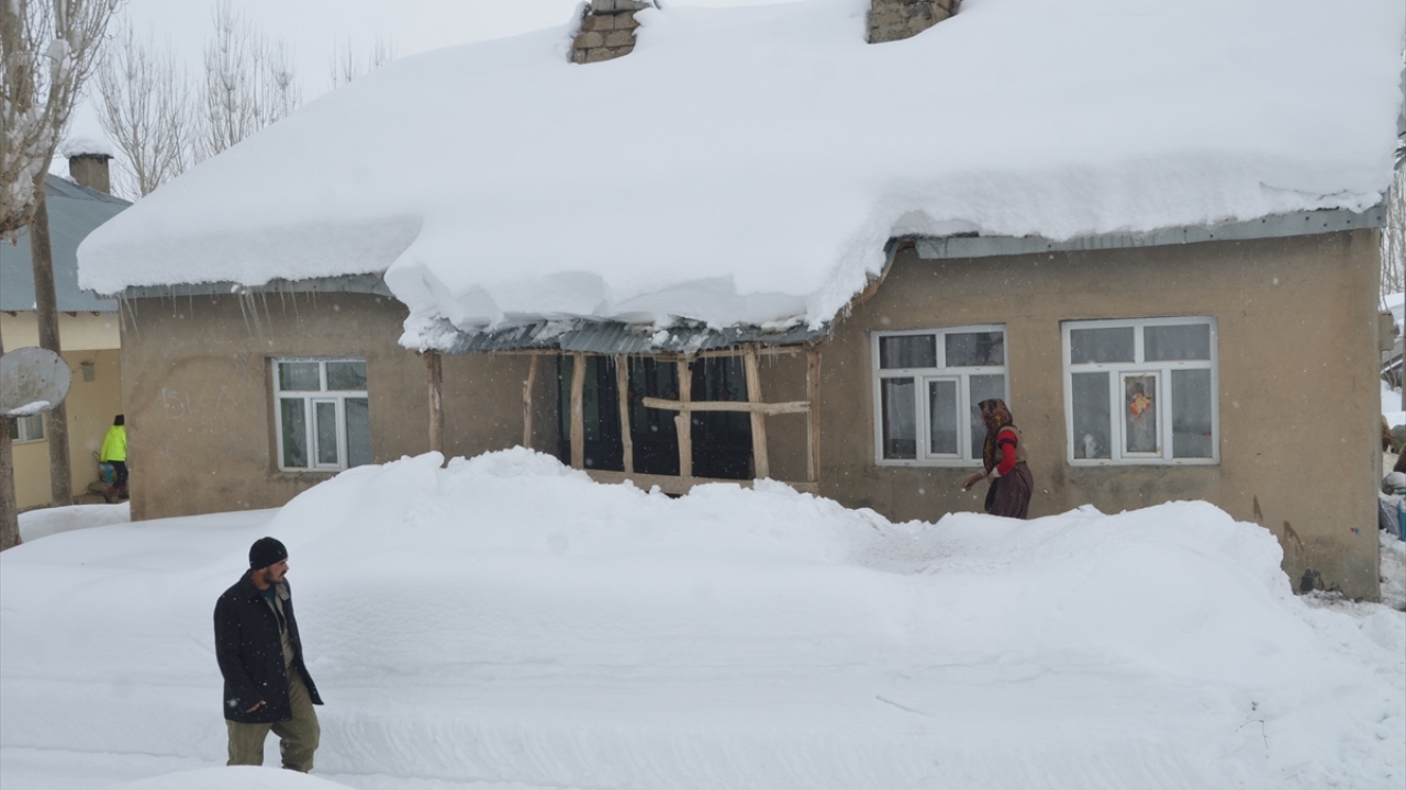 Köy sakinlerinden Fatih Kömür, bu yıl köye çok kar yağdığını söyledi.