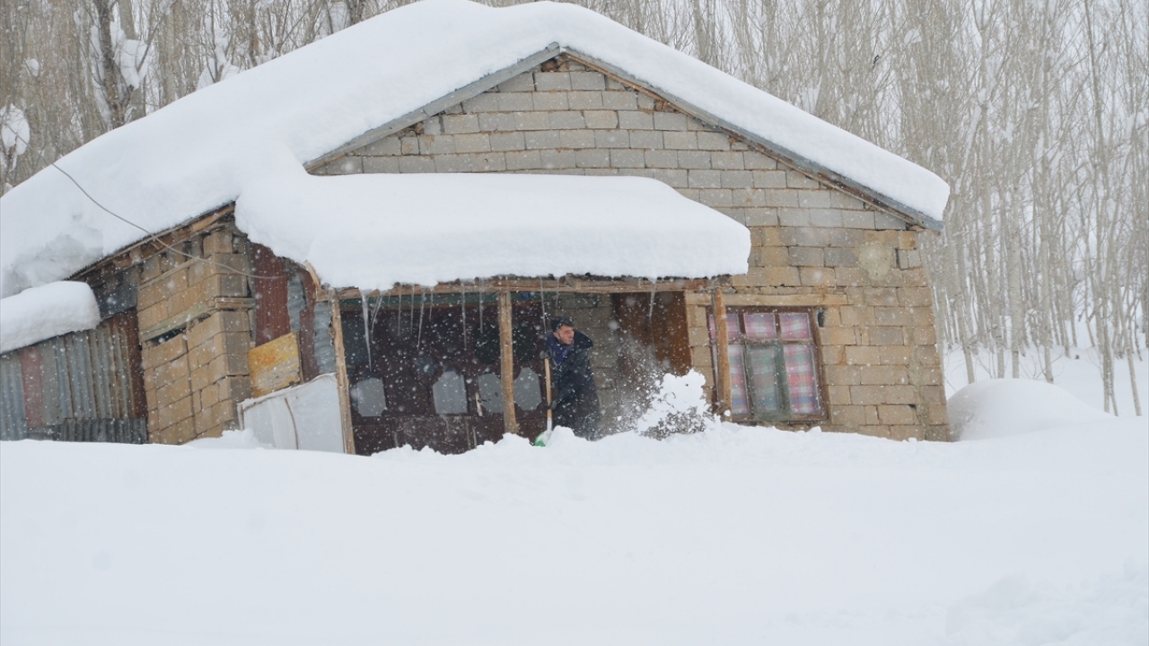 Vatandaşlar evlerin çevresinde biriken karları kendi imkanlarıyla temizleyerek dışarı çıkabildi. 