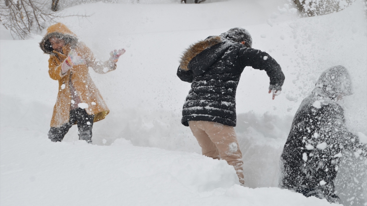 Köy sakinleri için yaşamı zorlaştıran kar, çocukların ise en büyük eğlencesi haline geldi. 