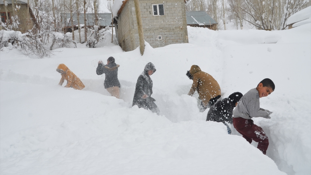 Yarıyıl tatilini fırsat bilen çocuklar, kar topu oynayarak eğlendi.