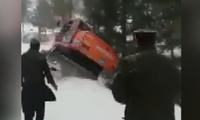 Yamaca düşen cipi kurtarmak için geldi, kendisi de yuvarlandı