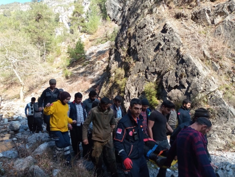 Osmaniyede düştüğü uçurumda mahsur kalan kişi kurtarıldı