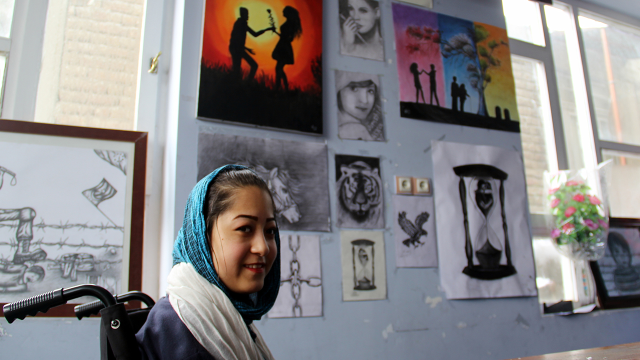 Başkent Kabil`de yaşayan, doğuştan eli ve ayakları felçli 20 yaşındaki Muhammedi, küçükken televizyonda gördüğü gülden etkilenerek resim yapmaya başladı.