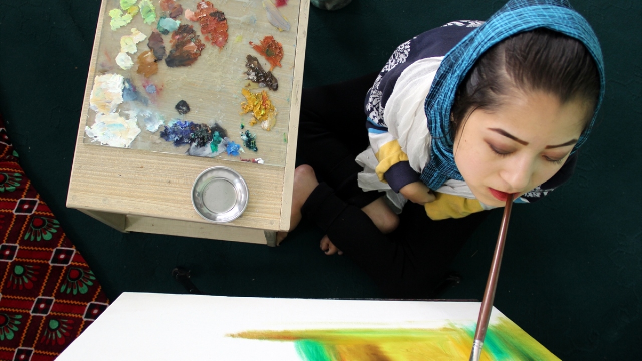 Hiçbir eğitim almadan çocukluğundan bu yana 250 tablo yapan Muhammedi, bunları satarak ailesinin geçimini sağlıyor.