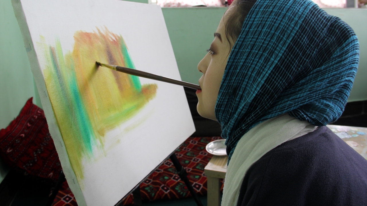 Aralarında kendisi gibi engellilerin de bulunduğu birçok kişiye evinde bu alanda ders veren Rubaba Muhammedi`nin en büyük hayali ise Türkiye`de sergi açmak.