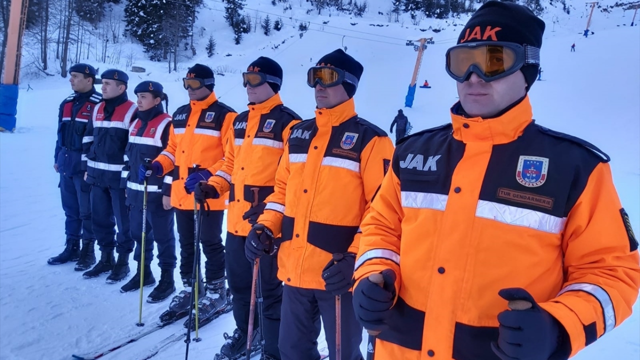JAK ve İl Jandarma Komutanlığına bağlı toplam 10 personel, kayak merkezinde yarıyıl tatili bitene kadar görev yapacak.
