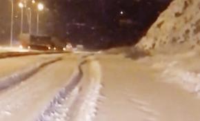 Karla kaplı yolda savrulan tır kameralara yansıdı