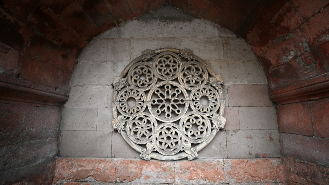 Yurt dışında benzer yapıların çok iyi değerlendirildiğini vurgulayan Elitaş, "Bize bir taşın hikayesini yarım saat anlatıyorlar. Burada tarih yatıyor, bizim de bunu anlatmamız gerekiyor." dedi. 