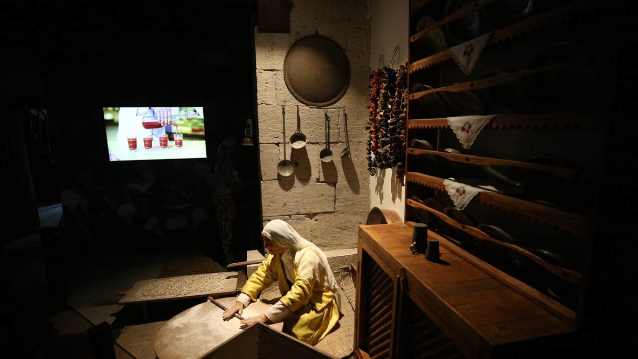 Konakta ayrıca pastırma ve mantının yapılışı balmumu heykellerle tanıtılıyor.
