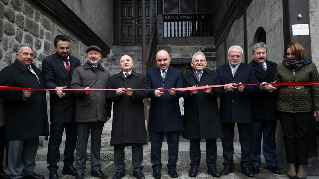 Kurdele kesilmesinin ardından davetliler, konağı gezdi. 