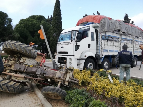 Gömeçte traktörle kamyon çarpıştı: 1 yaralı