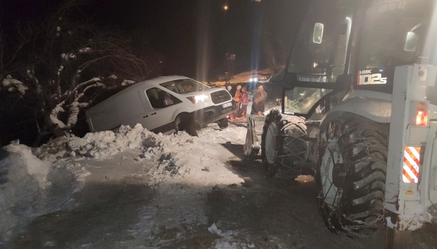 Yolu kardan kapanan mahallede mahsur kalan hasta çocuk 6 saatte kurtarıldı