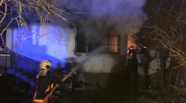 Başkentte yangında mahsur kalan 4 kişi kurtarıldı
