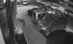 Uyuyakalan minibüs sürücüsü park halindeki 3 araca çarparak durdu