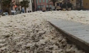 İspanya'da kıyı kasabasının sokaklarını deniz köpüğü bastı