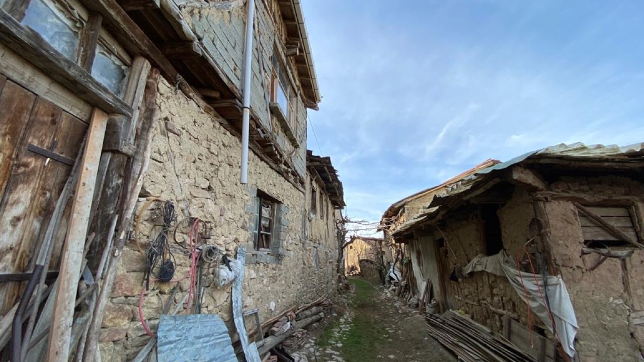 Herkes birer birer şehre göç edince köyde sadece yaşlı çift kaldı. Onlar da doğdukları toprakları terk etmemekte kararlı.