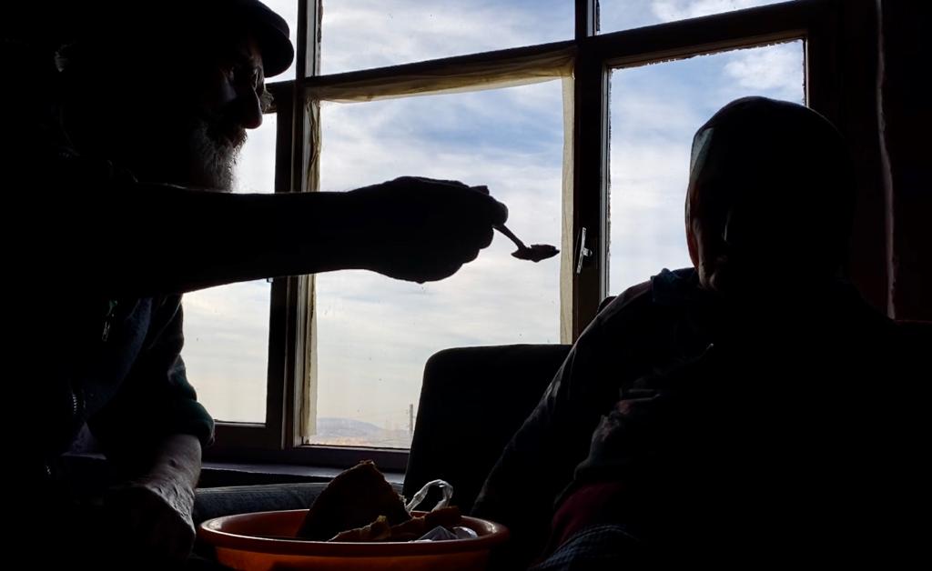 Eşi de "Kimseye şikayet etmez, eli ayağı tutsa sırtında gezdirecek" diyor Mustafa amca için.