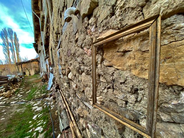 O ve Alzheimer hastası eşi, köyün son sakinleri. 