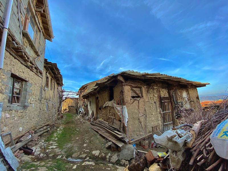 Bilecik`in Söğüt ilçesindeki Sırhoca köyünde yaşıyor.