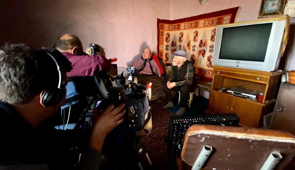 10 yıldır hasta eşine bakıyor, "Ölene kadar da bakacağım" diyor...