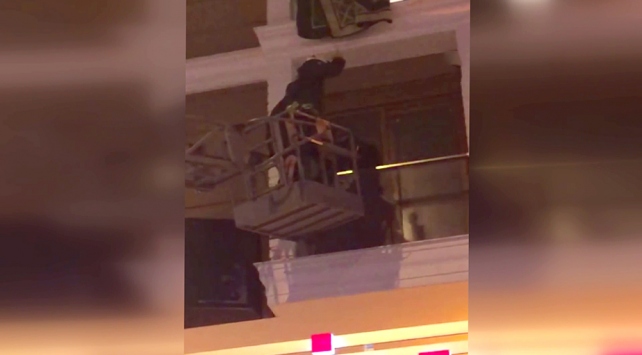 Kumar baskınından kaçarken mahsur kaldı, itfaiye kurtardı