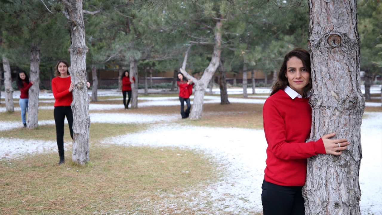Ellerinde Karaca`nın fotoğraflarını taşıyan öğrenciler, daha sonra Osman Ulubaş Anadolu Lisesinde ağaç dikme etkinliğine katıldı.