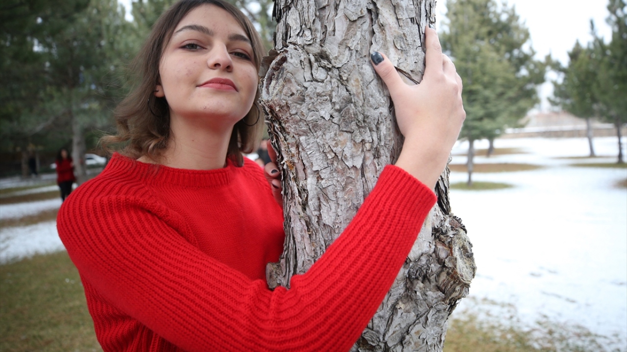 Burada konuşma yapan Ekinci, Türkiye`nin hem bir iş insanını hem de sosyal yaşantısıyla örnek bir değerini kaybettiğini söyledi.