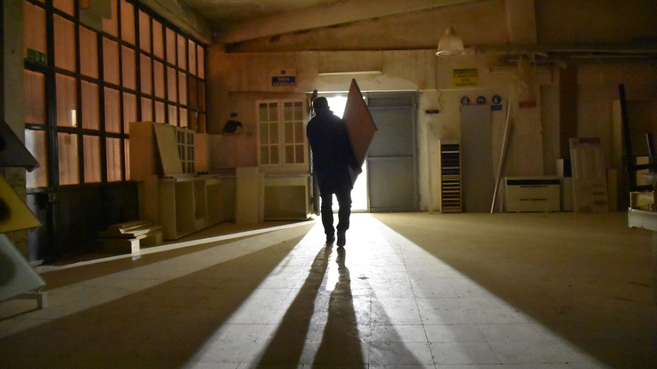 Beşli, iş yerinin bodrum katını çektiği fotoğraflarla adeta sanat galerisi haline getirerek, kente gelen yerli ve yabancı turistlere Kars`ı fotoğraflarla anlatıp, tanıtımını yapıyor.