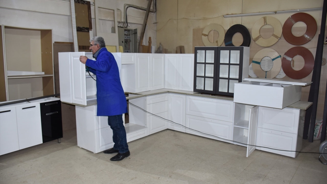 Çektiği fotoğraflarla 8 kez sergi açan Özgen Beşli, yaptığı açıklamada, bugüne kadar marangoz ustalığından arta kalan vakitlerini değerlendirmek için çeşitli faaliyetlerde bulunduğunu, ancak bunlarla mutlu olamadığını söyledi.