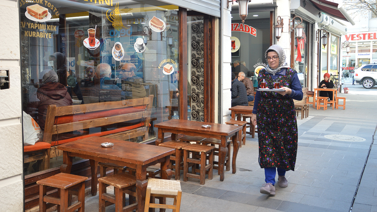 Eşi vefat eden Ayşe Çoşkuner, çocuklarını okutabilmek için 7 yıl önce KOSGEB’den aldığı hibe desteğiyle Adapazarı ilçesinde bir çay ocağı açarak çocuklarını okutmaya başladı.
