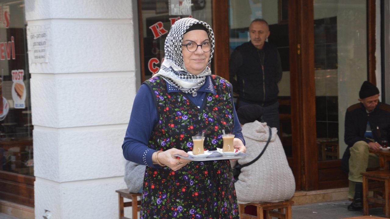 Çay ocağı işleterek üç çocuğunun okul masraflarını karşılayan Coşkuner, yaptığı açıklamada, 7 yıldır 3 çocuğunu okuttuğunu söyledi.