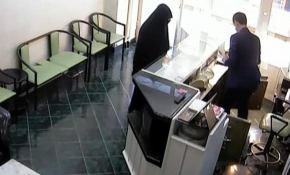 Kadın kılığına giren soyguncu sert kayaya çarptı