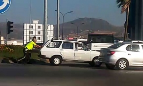 Hatay'da yol ortasında bozulan aracı trafik polisleri itti
