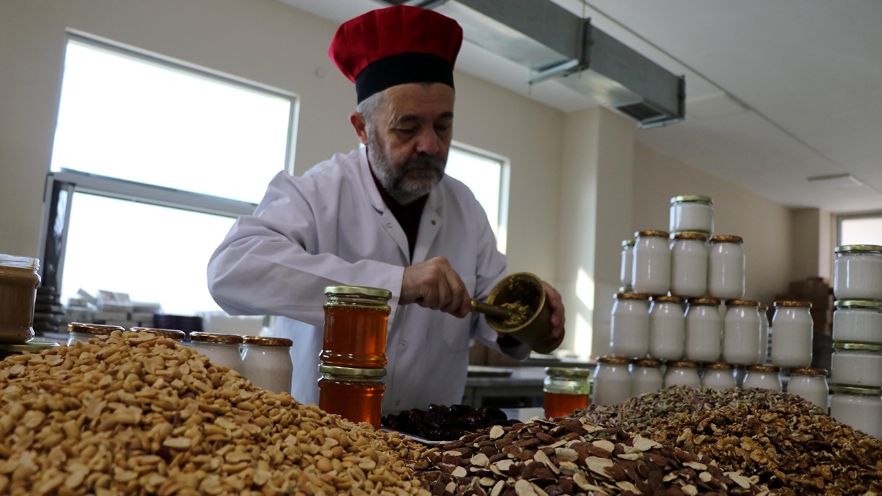 Edirne`nin Meriç ilçesinde yetişen yer fıstığı, badem, ceviz, hurma, karanfil, Antep fıstığı ve bal kullanılarak üretilen ezme için Türk Patent ve Marka Kurumuna başvuran Meriç, marka tescil belgesi aldı.